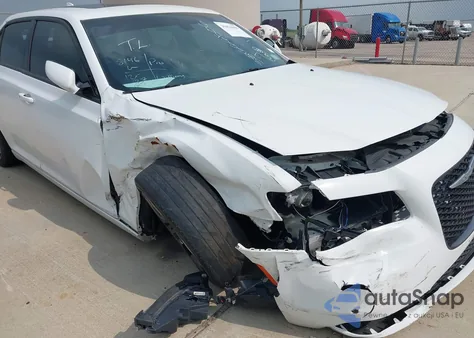 2015 Chrysler 300 S z USA, uszkodzony, nr VIN 2C3CCABG7FH755711